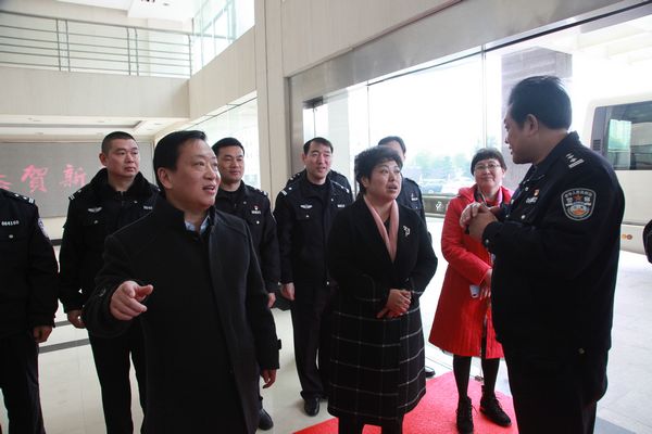 市领导慰问春节在岗者