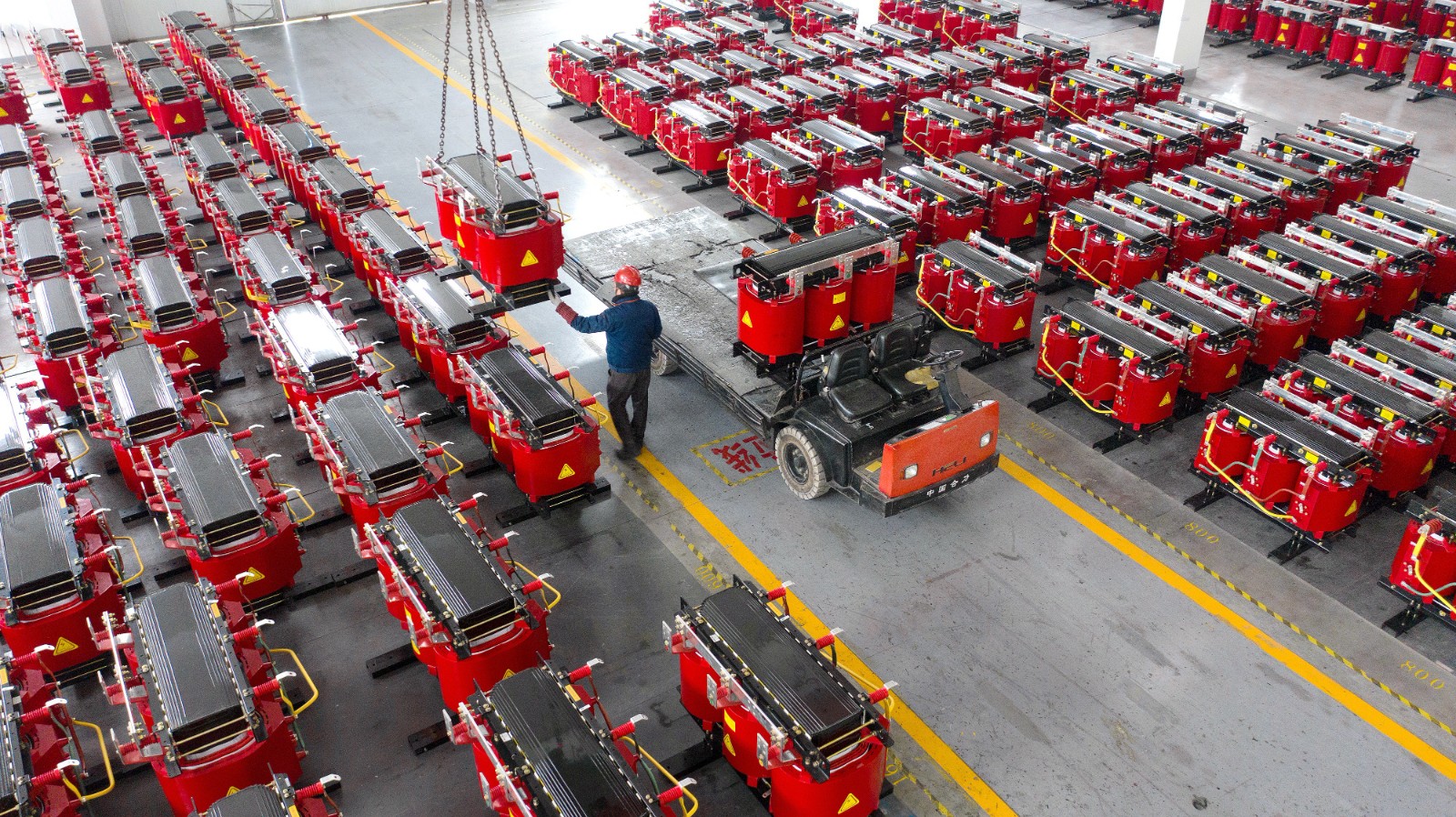 4 工人在瑞恩电气股份有限公司成品区忙着调运变压器及时发货。.jpg