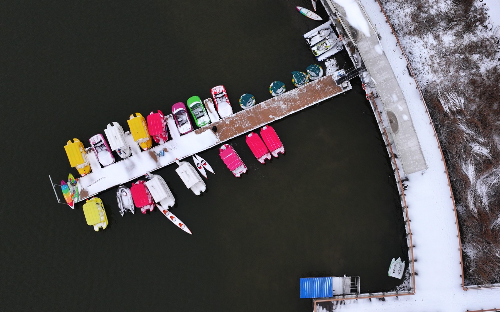 1 海安上湖 雪中栈桥扫雪人.JPG