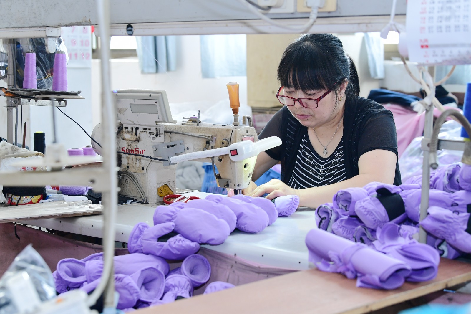 3 村民在车间缝制.jpg