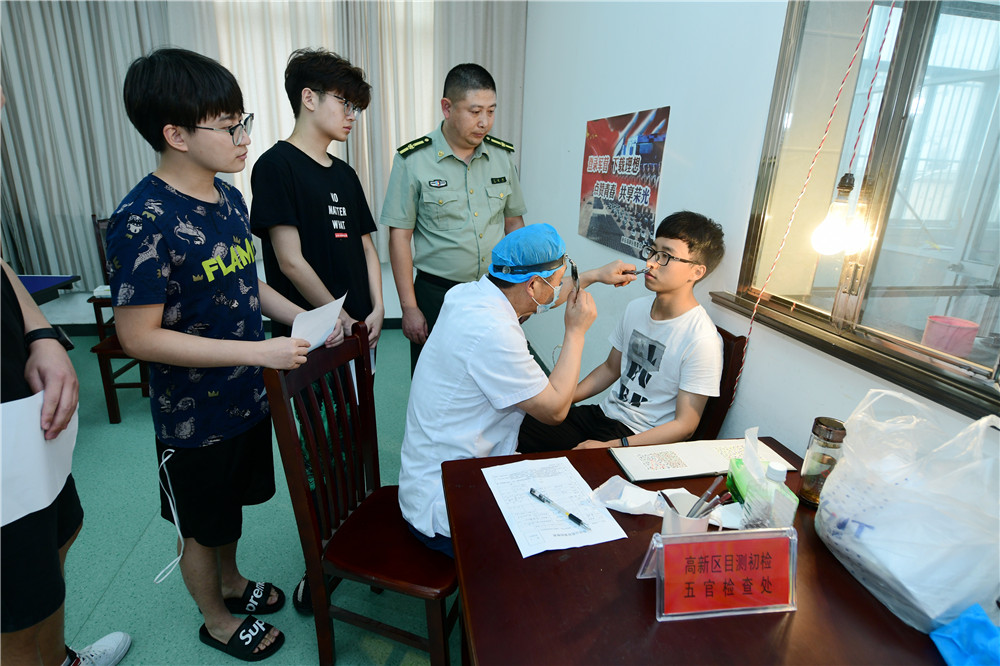 1 适龄青年在海安高新区征兵体检站接受目测初检. .jpg