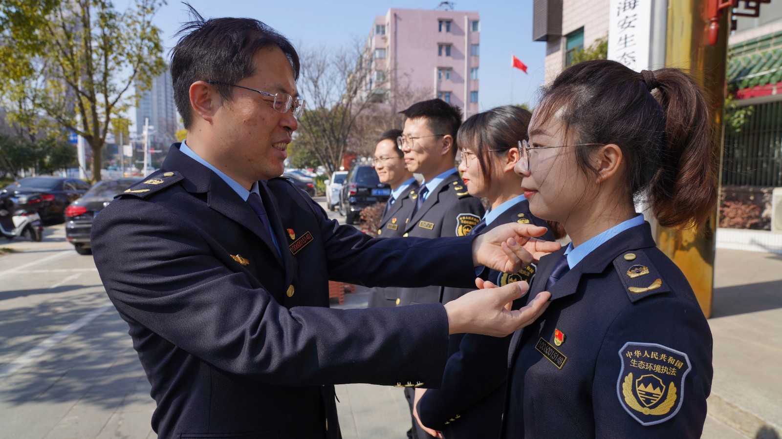 近日,我市40多名生态环境执法队员换上新装,全新制式服装为全国统一