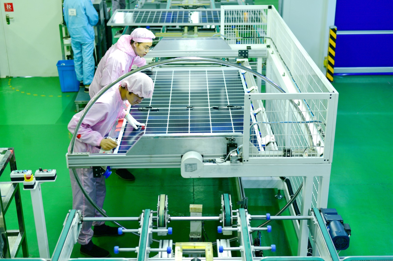 5 在位于海安高新区的浚丰太阳能（江苏）有限公司智能车间内，工人对高效太阳能光伏组件进行智能质检。.JPG